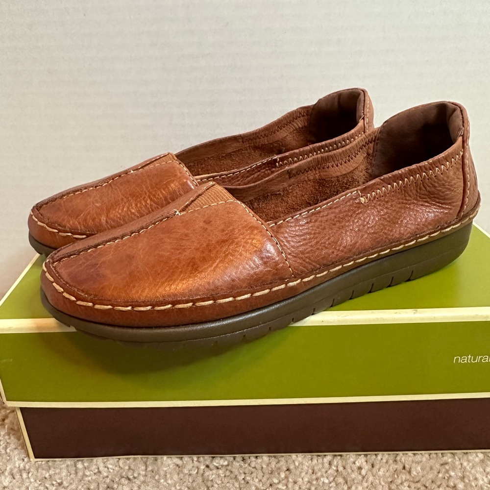 New in Box Naturalizer Tan Leather Women's Flats, size 5
